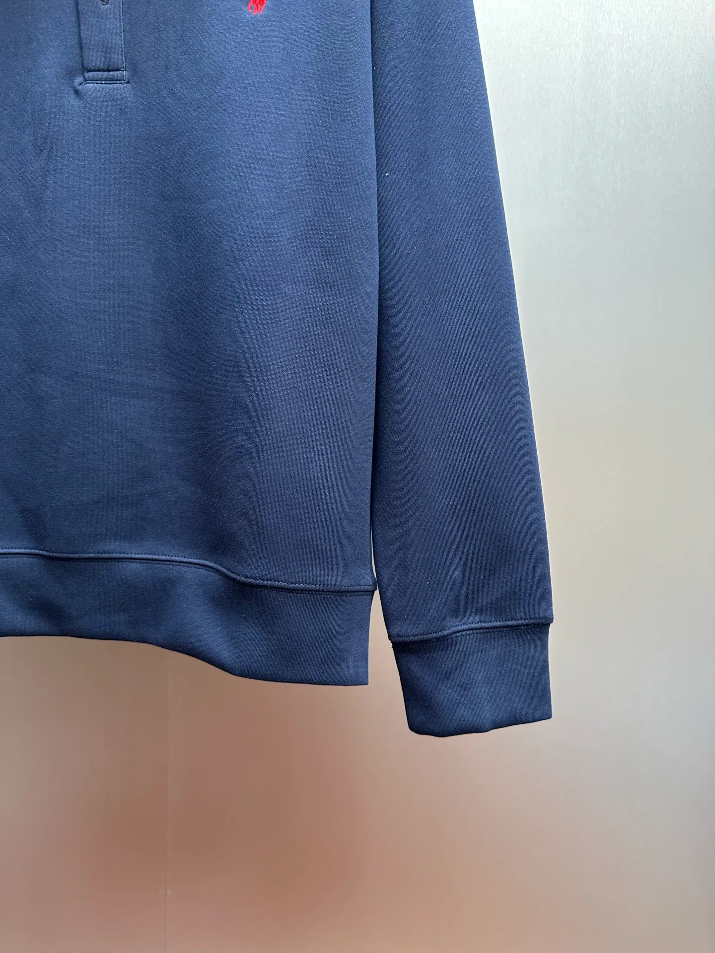P260 Ralph Lauren/Ralph Lauren 2025 new lapel sweatshirt, classic pony logo embroidered Polo shirt, simple and versatile ~ super delicate and soft, close to the body without being tied. Perfectly reflects the brand's sense of superiority. The fabric is full of three-dimensionality, the loose fit is standard, comfortable to stretch, unrestricted in movement, and highly practical to wear. Classic and simple style, with pony embroidery pattern on the chest, imported machines, three-dimensional and full. Original Polo milk white buttons, taking into account warmth and cool lines. Whether worn alone or layered, you can create different styles of fashion with just one piece. The workmanship is exquisite and shipped from a major foreign trade factory. It is all done by master craftsmen with many years of experience. Everything is of high standards and requirements. All fabrics and accessories are original custom-made and of high quality. It perfectly embodies the brand's sense of superiority, is highly wearable, and is high-end and classy. Versatile and versatile!  Color: black, white, gray, brown, navy size: S M L XL